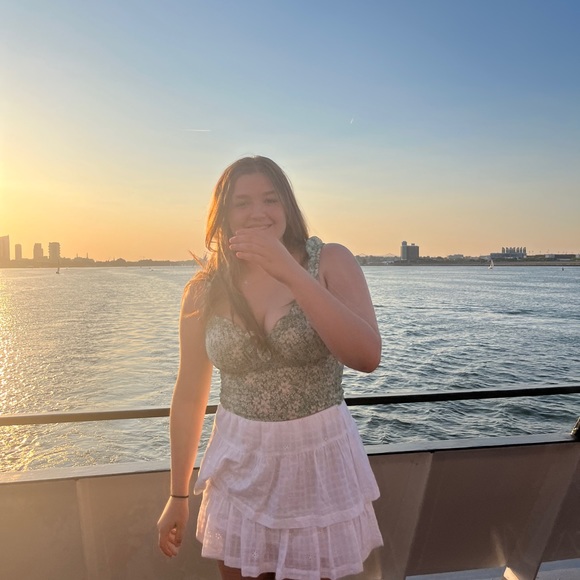 Meet your Posher, Taylor - Picture 1 of 2